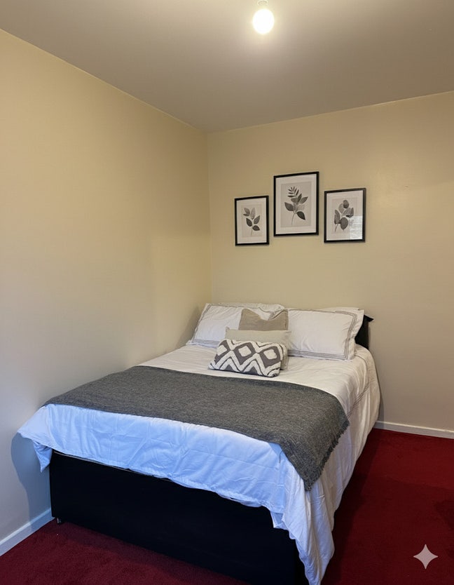 Amazing Double Bed! 5 Mins from Station!!  Main Photo