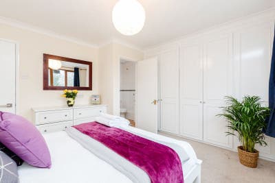 Modern, Clean, Safe, Secure Double Ensuite Main Photo