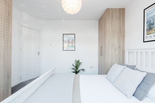 Modern, Clean, Safe, and Secure Double Ensuite Main Photo