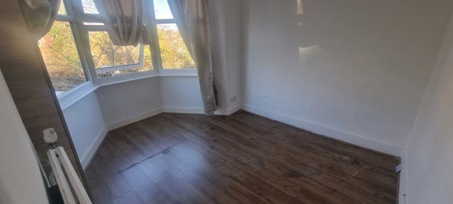 Available now double room In the same house Main Photo