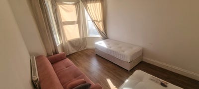Available now 2 double rooms In the same house Main Photo