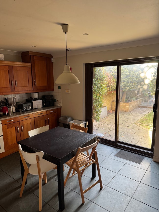 Double Bed Rooms in Gated Mews Home Main Photo