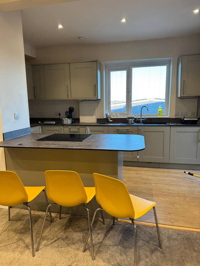 Huge double bedroom in all professional flat in po Main Photo