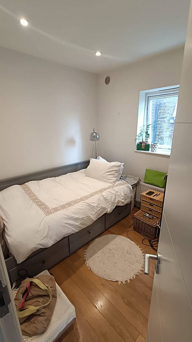 Bedroom with own shower room and toilet. Main Photo