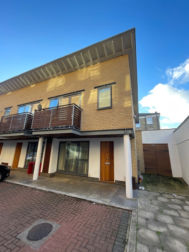 Room in a gated mews  Main Photo