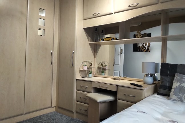 Lovely and Spacious Double Room M28 Main Photo