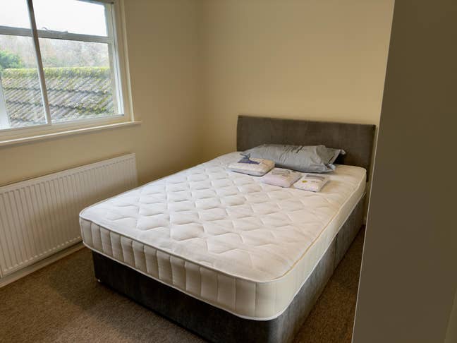 Lovely, bright double room close to the hospital. Main Photo