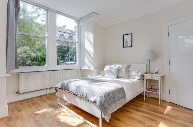 Spacious Room in Garden home by the River Main Photo