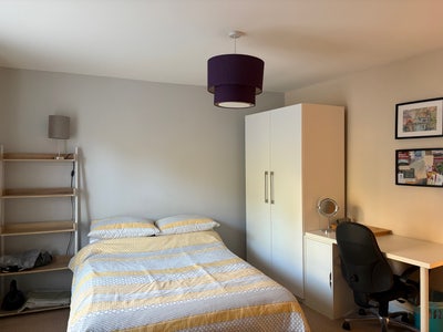 Room in quiet family home for professional female  Main Photo