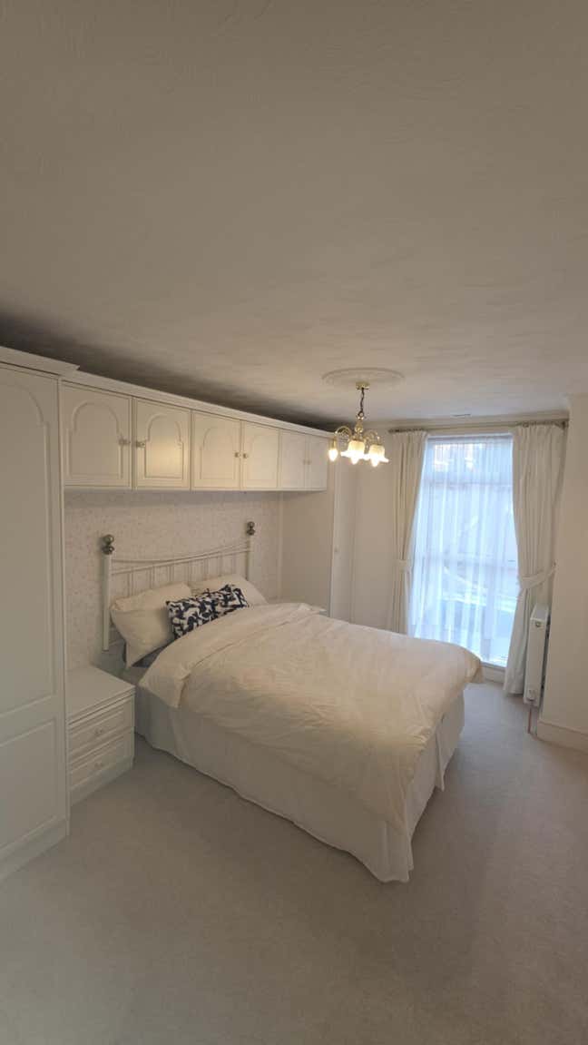 Spacious Double Room in a Peaceful 4- Bed House Main Photo
