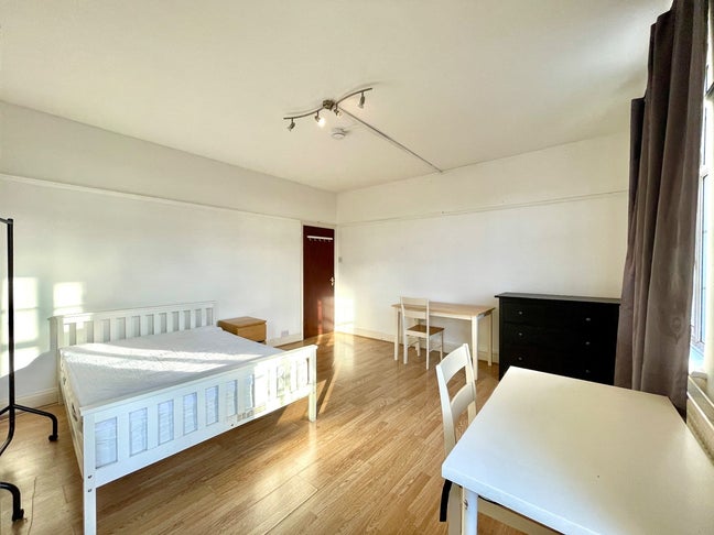 Large 3 Bed Woth Lounge -in Central- Close to Tube Main Photo