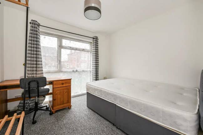 Double bed available near city center Main Photo