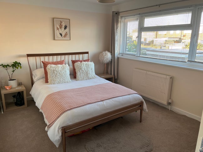 Lovely furnished double bedroom Main Photo