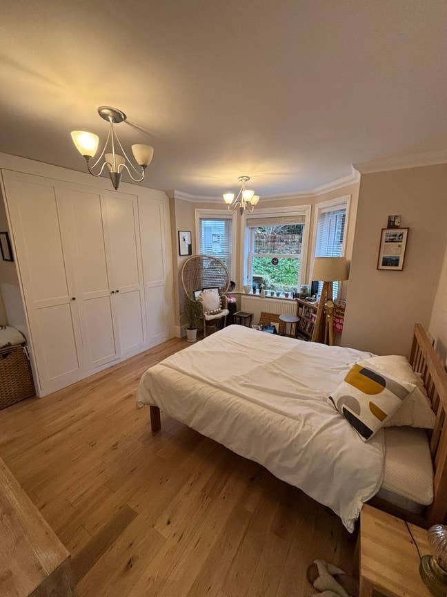 Double en suite room in lovely garden flat Main Photo