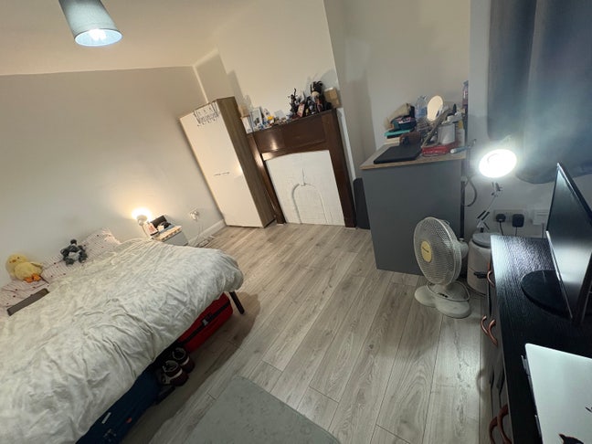 Modern Double Room In CB1 , Available 10/01/2026 Main Photo