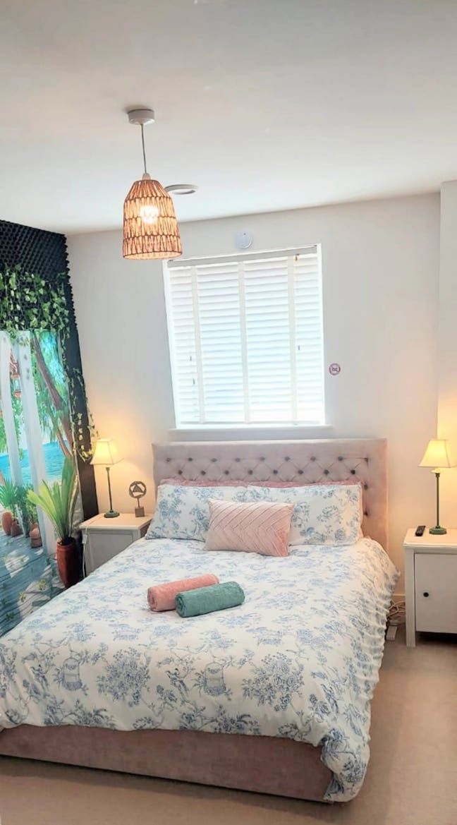 Modern master bedroom with ensuite in a flat share Main Photo