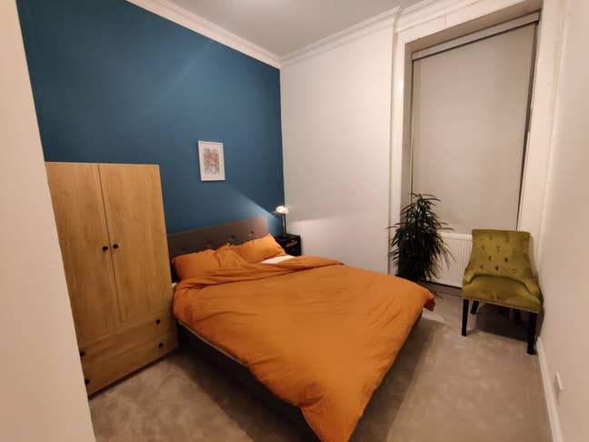 Large bedroom in a chilled flat - Dennistoun Main Photo