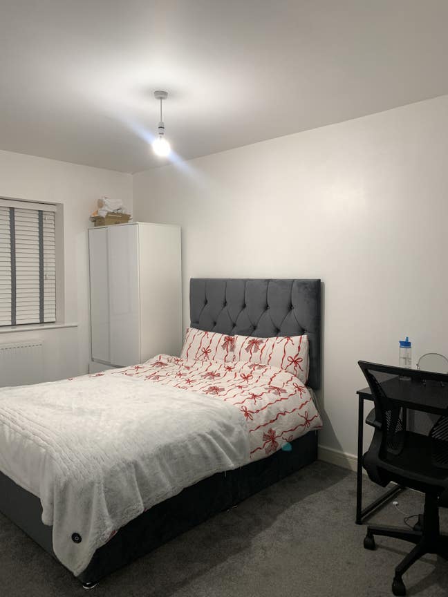 Looking for a female in a 3 bed house with parking Main Photo