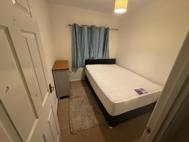 A clean spacious room to rent in a quiet house  Main Photo
