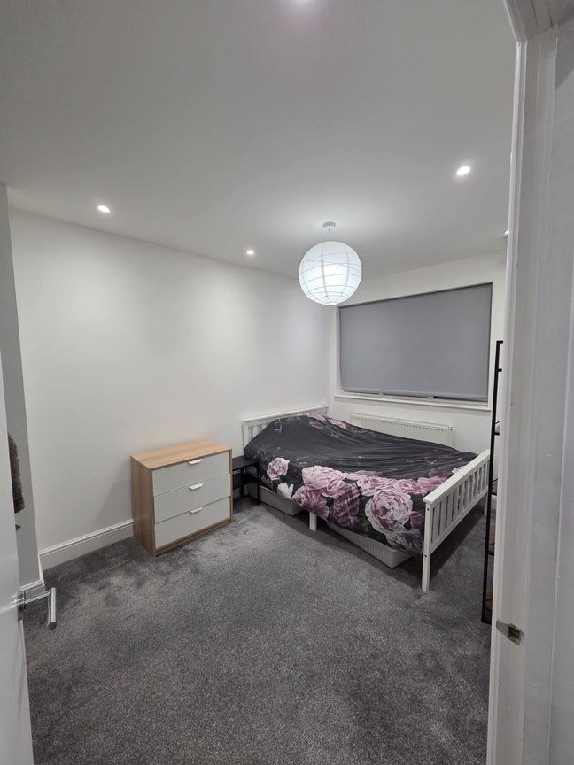 Bright Double Room in Golders Green- Available now Main Photo