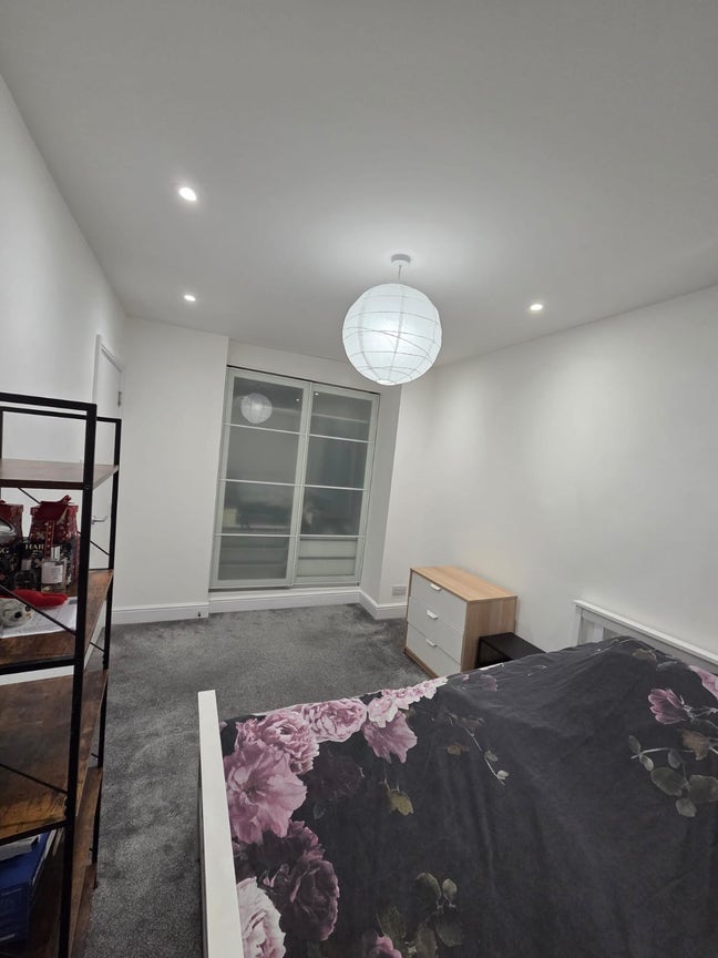 Available now-double room in Golders Green Main Photo