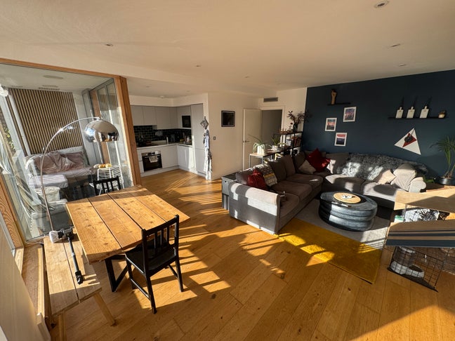 Large Double Room in Modern 2-Bed Flat w/ Balcony Main Photo