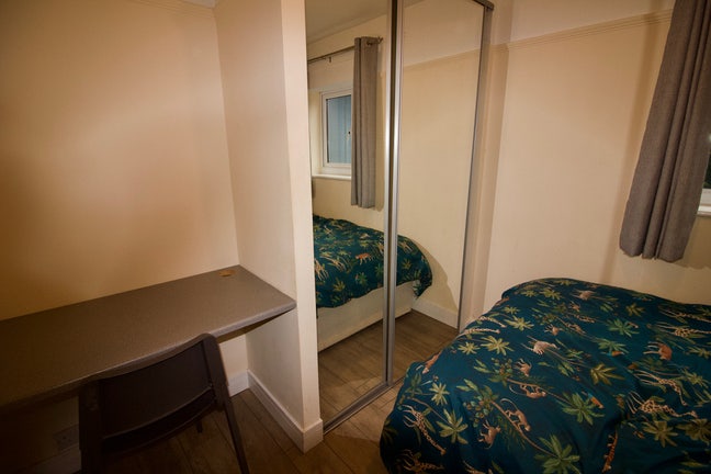 Small Ensuite double in Quiet, Friendly House.  Main Photo