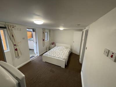 Private Backhouse Studio Room – Female Only  Main Photo