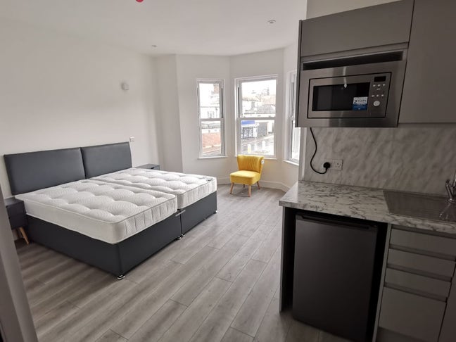 NEW studio rooms with ensuite including bills  Main Photo