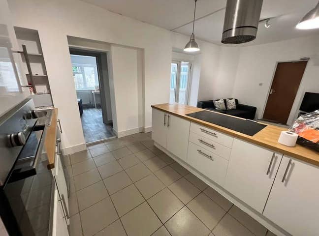 Looking for another housemate in a 5/6-bed house Main Photo