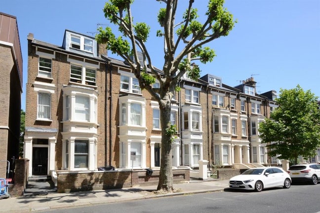 Room available in a 2 bed apartment in Warwick Ave Main Photo