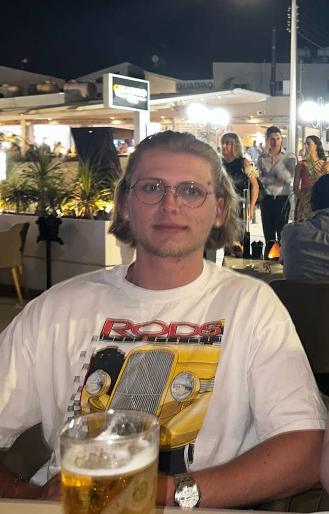 26 y/o Professional looking for a room or buddy Main Photo