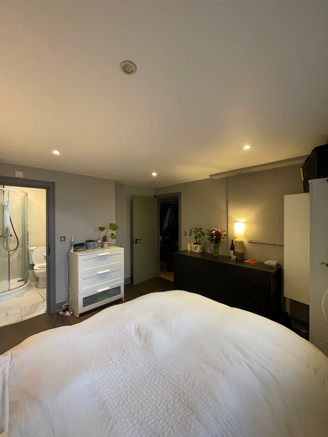 Double bed large room with ensuite  Main Photo