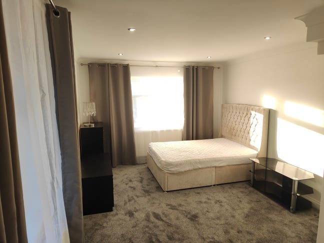 Large Ensuite Room  Main Photo