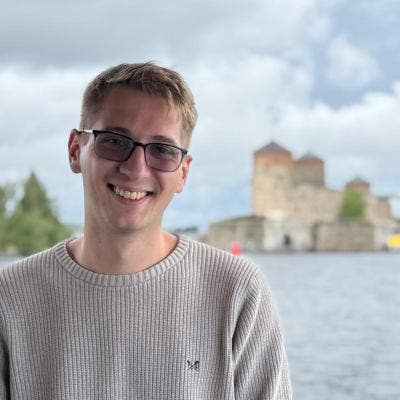 23 y/o professional looking for en-suite Main Photo