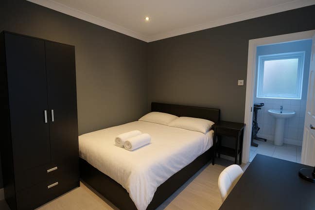 Ensuite double room with bath in a house Main Photo