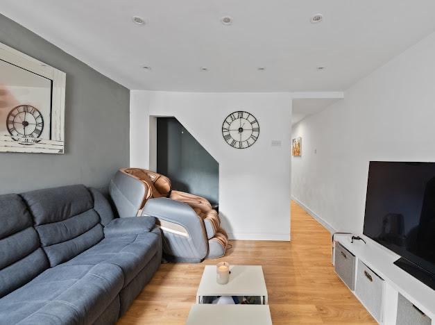 3 bedroom House with Garden  Main Photo