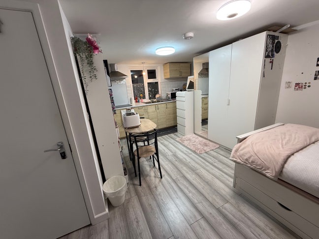 Extra large bedroom + own suite + own kitchen Main Photo