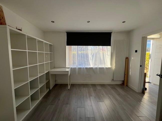 Available Now Large Double Room Near Elizabeth/Dlr Main Photo