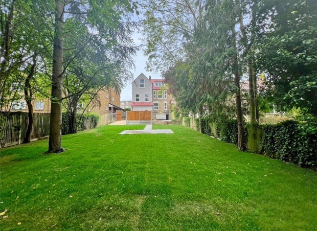 Spacious double room - walk-in closet/office Main Photo