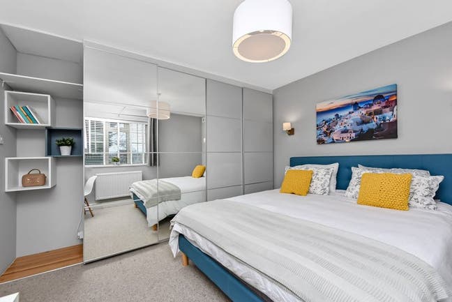 Large Room inc bills next to the Greenwich Park Main Photo