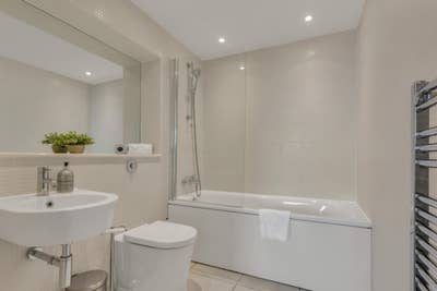 Elegant Two Bed Apartment in Canary Wharf Main Photo