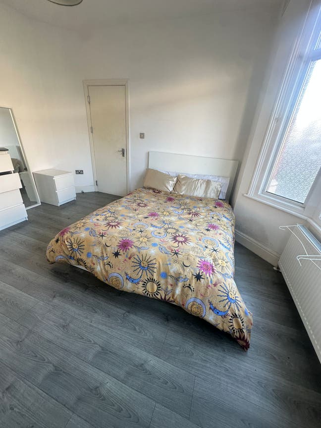 Large Double Room to Let Ilford IG1  Main Photo