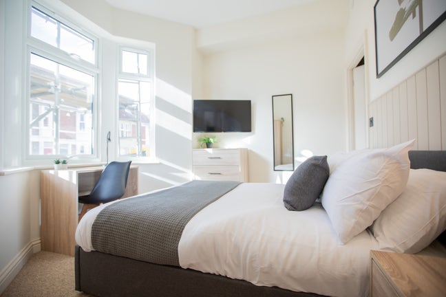 Brand New Luxury Ensuite HMO for Professionals  Main Photo