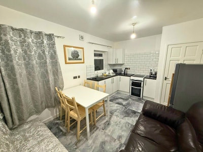 Modern 2 Bed Apartment in Ashton Main Photo