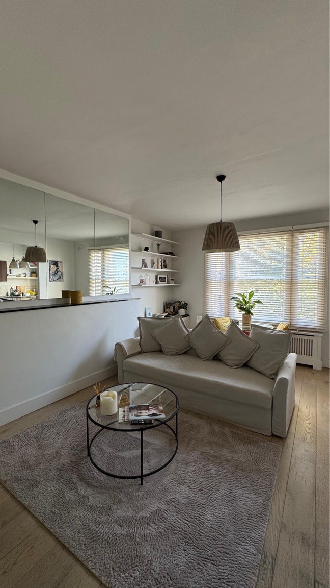 Lovely  bedroom for a professional Female  Main Photo