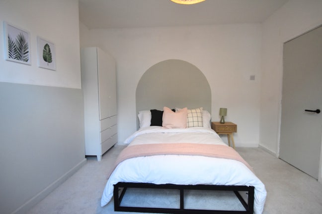  Ensuite  room  in  renovated  3  bed  house  PE2 Main Photo