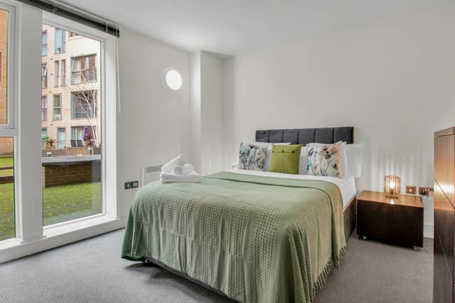 One Bedroom ,5 minute walk from Southwark Tube Main Photo