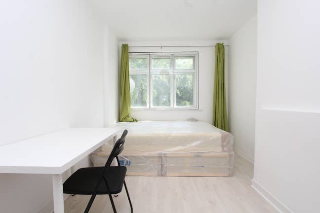 Steps Way from Dlr- Rooms- E14 Main Photo