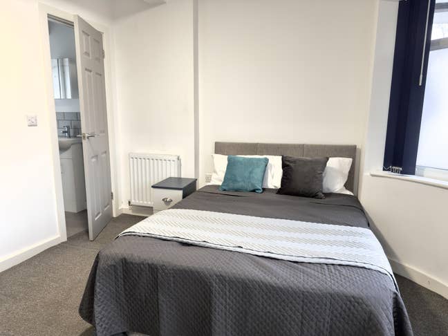 Large ensuite rooms with Kitchenette available NOW Main Photo